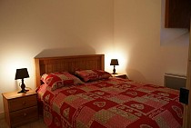 Chalet Milliat - slaapkamer met lampen en 2-persoonsbed